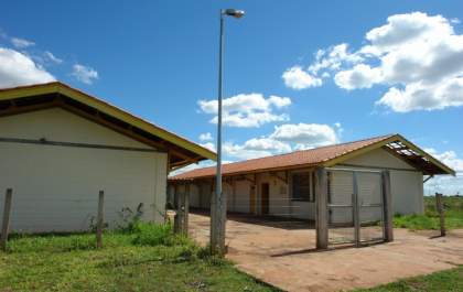 Aqui uma nova escola, sem uso por falta de alunos