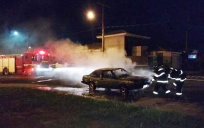 Carro pega fogo no Portal do Sol em Votuporanga
