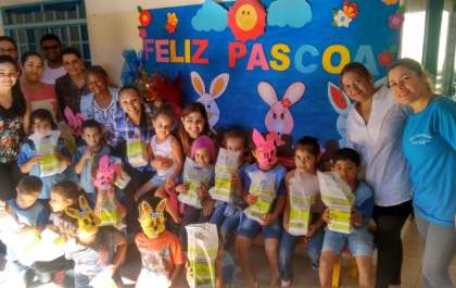 Prefeita Thauna Duarte se emociona ao distribuir  ovos de Páscoa aos alunos da rede Municipal