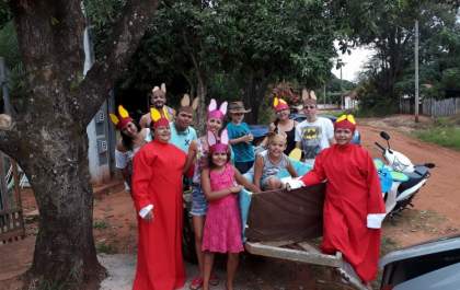 Crianças de Paranápolis e Arizona recebem visita do Coelho da Páscoa