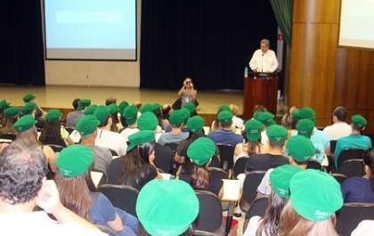 Alunos do curso de Medicina participam de aula inaugural no auditório da Unifadra/Fundec