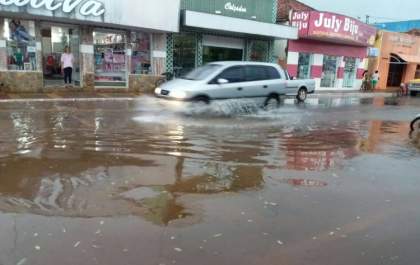 Chuva faz comércio sofrer com alagamento em rua central