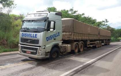Colisão entre caminhão e carro na SP-563 faz vítima com ferimentos leves
