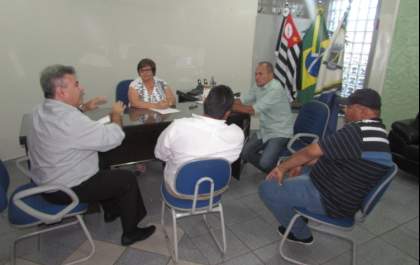 Prefeita reúne todos vereadores para anunciar aumento aos funcionários