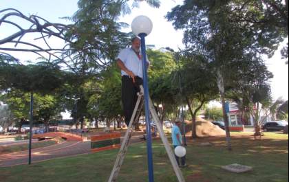 Prefeitura faz limpeza em globos de iluminação na Praça da Matriz