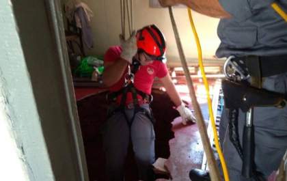 Idosa fica ferida após cair em poço de 15 metros desativado