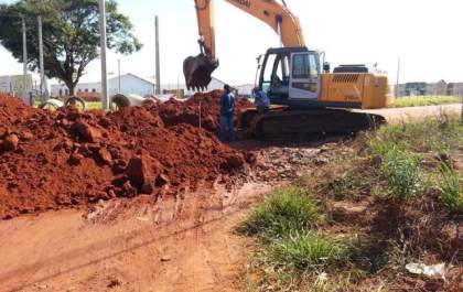 Idevaldo Claudino visita canteiros de obras de casas populares