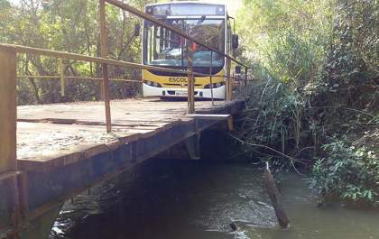 Ônibus escolar fica preso após parte de ponte de madeira ceder em Castilho