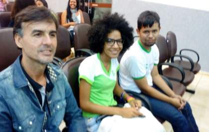 Alunos e professores seguem com protesto contra a situação da via de acesso ao IFMS