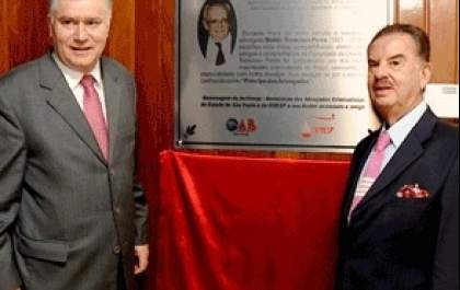 Placa homenageia o 