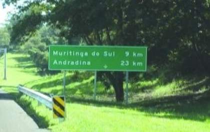 Placa em rodovia tem nome de cidade com erro