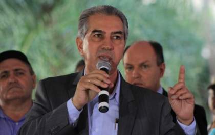 Governador entrega maquinário e almoça com assentados em Sidrolândia