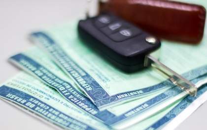 Licenciamento de veículos com placas final 2 vai até quarta-feira