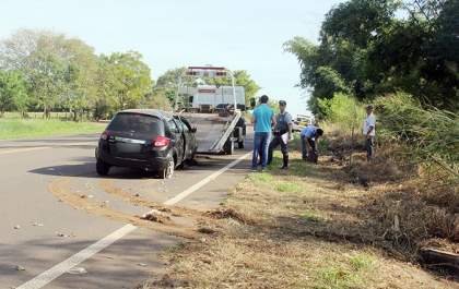 Mulher perde controle de direção, invade pista contrária e vai parar em ribanceira na SP-294 próximo a Tupi Paulista