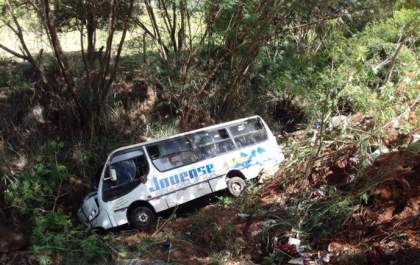 Micro-ônibus cai em cratera e fere motorista e dois passageiros