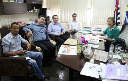 Tamiko recebe a visita do novo gerente geral da Caixa Econômica Federal