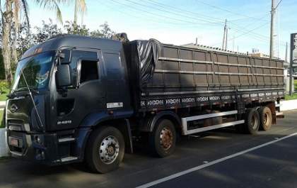PM Rodoviária apreende 450 mil maços de cigarros contrabandeados e condutor empreende fuga