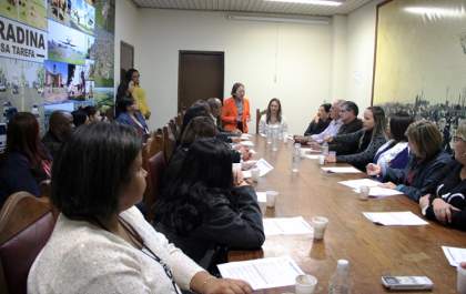 Tamiko dá posse ao novo Conselho Municipal de Educação