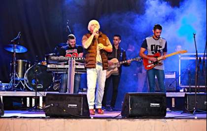 Plateia gospel na Ilha aplaude banda de Andradina em noite de Nívea Soares