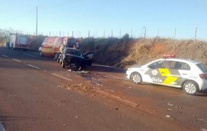 Condutor perde controle da direção, capota e se choca em barranco na SP-294 próxima ao trevo da Fruteza