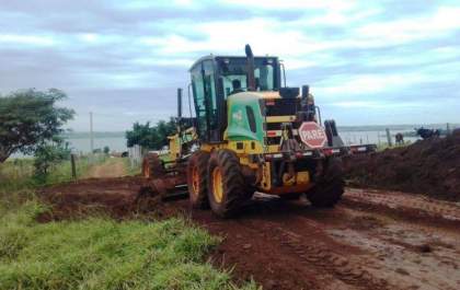 Operações em estradas rurais continuam recebendo reparos em Pereira Barreto