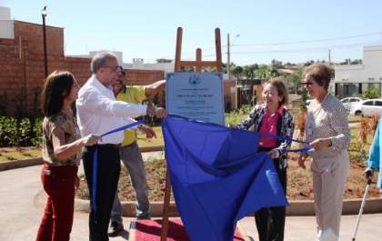Tamiko planta árvore em inauguração da praça “Dr. Celso Charuri”
