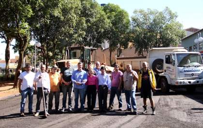 Governo de Andradina realiza recapeamento do estacionamento do Centro Popular de Compras