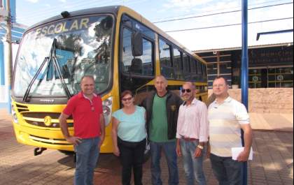 Fátima Nascimento recebe ônibus escolar do Governo Federal
