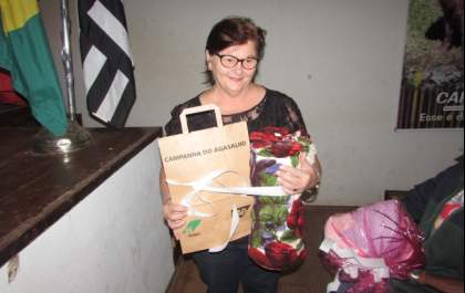 Prefeita Fátima entrega mais de 300 cobertores à famílias carentes