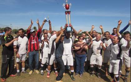 Prefeita prestigia final de torneio e entrega troféu aos campeões