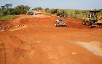 Carros de passeio e motos começam a passar no trecho em obras em Tupi Paulista