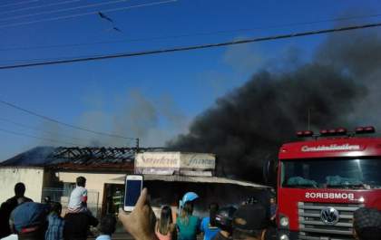 Incêndio destrói casa e comércio em Andradina