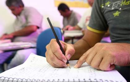 Adultos e jovens inscritos na EJA podem conferir resultado da matrícula para 2º semestre