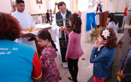 Igreja celebra Missa com foco nas crianças