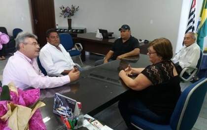 Prefeita Fátima propõe acordo para não descontar de funcionários grevistas