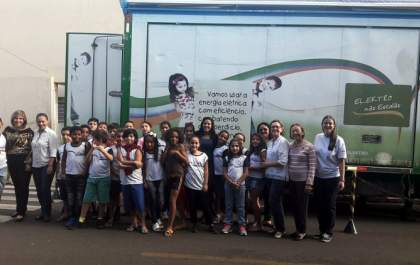 Tamiko acompanha projeto Elektro nas Escolas