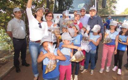 Prefeita Fátima acompanha alunos na soltura de 400 mil peixes no Rio Paraná