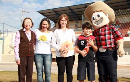 Tamiko participa de abertura do Campeonato de Atletismo entre escolas municipais