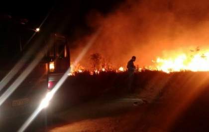 Bombeiros demoram sete horas para controlar incêndio gigantesco
