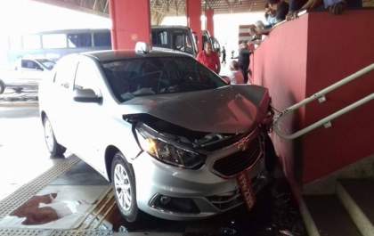 Taxista perde controle, atropela pedestre e bate em mureta