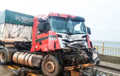 Carretas batem de frente na ponte Maurício Joppert, mas ninguém fica ferido