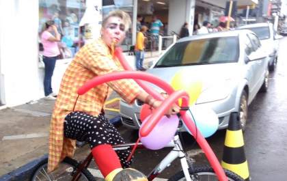 Nesta sexta-feira tem apresentação do Palhaço Escovinha no Circo Refúgio