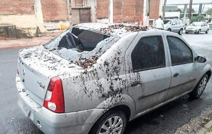 Carro estacionado é atingido por tijolos, após telhado de antigo barracão desabar em Dracena