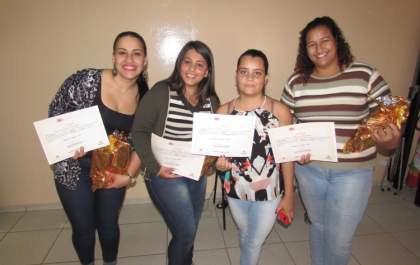 Fundo Social entrega certificados para 1ª turma da Escola da Beleza