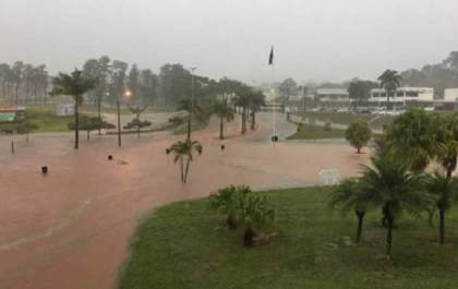 Adamantina: Trevo inunda com enchente e carro fica submerso nas águas