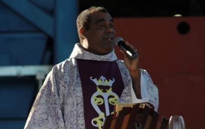 Fiéis celebram 25 anos de ordenação de padre