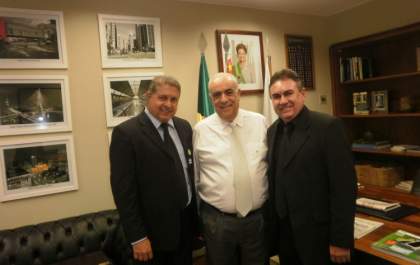 Prefeito José Célio entrega projetos a deputado Nelson Marquezelli