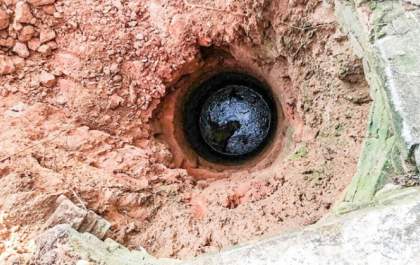 Bombeiros levam mais de duas horas para salvar bezerro que caiu em poço
