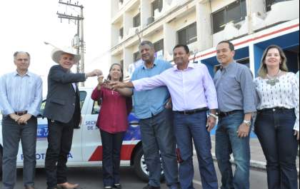 Secretaria de Saúde recebe veículo para atender pacientes que realizam fisioterapia em Três Lagoas