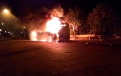 Ônibus que transporta alunos para Fernandópolis é incendiado
